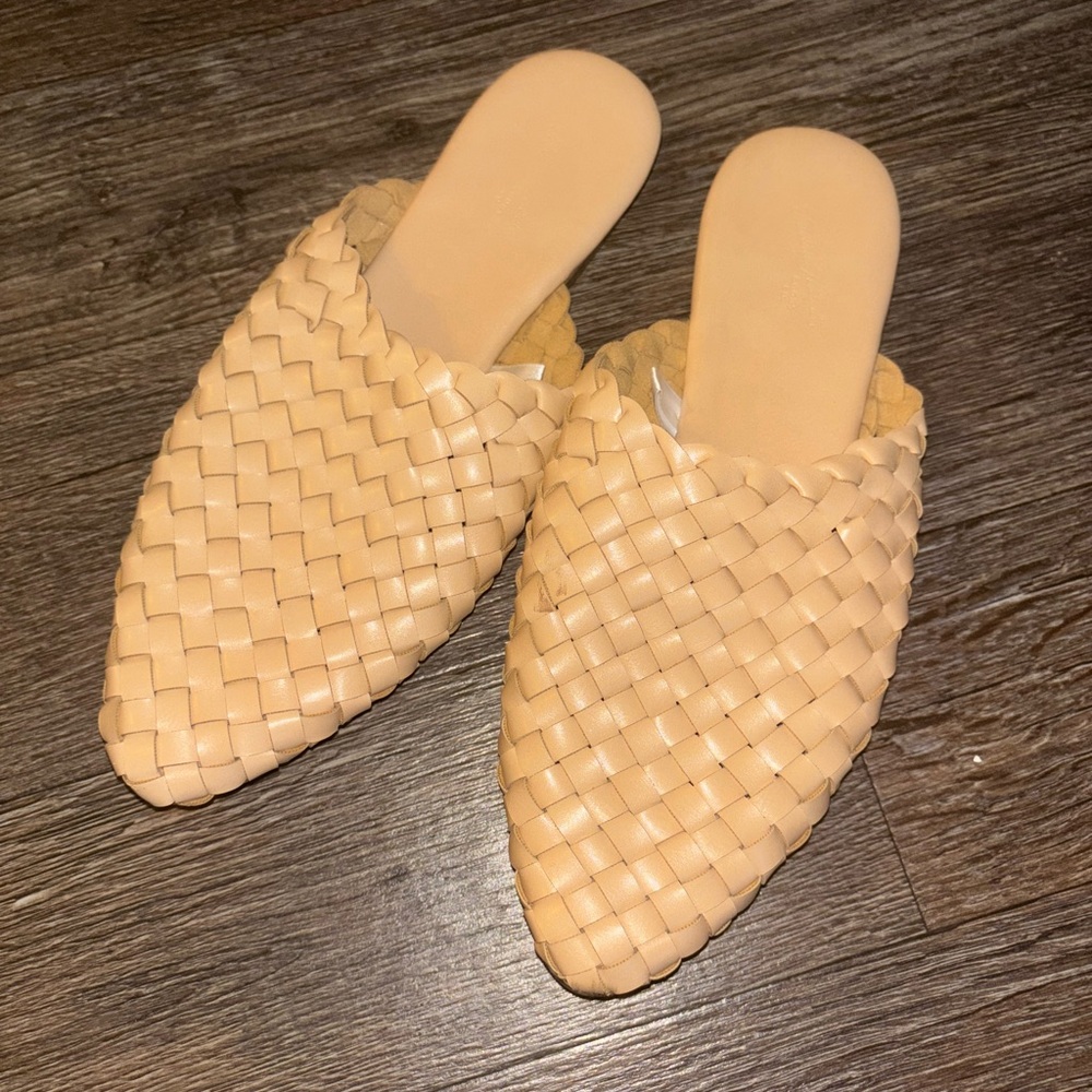 Universal Thread size 7 Woven Tan Mules